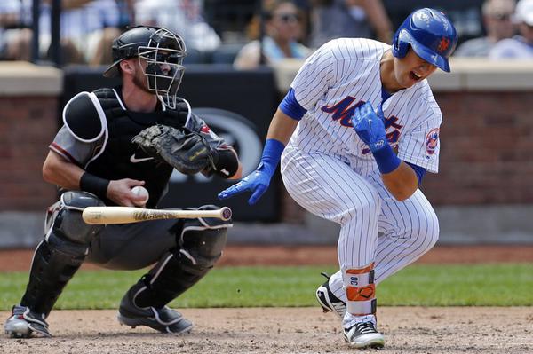 Mets' Conforto dislocates shoulder after swinging in the 5th